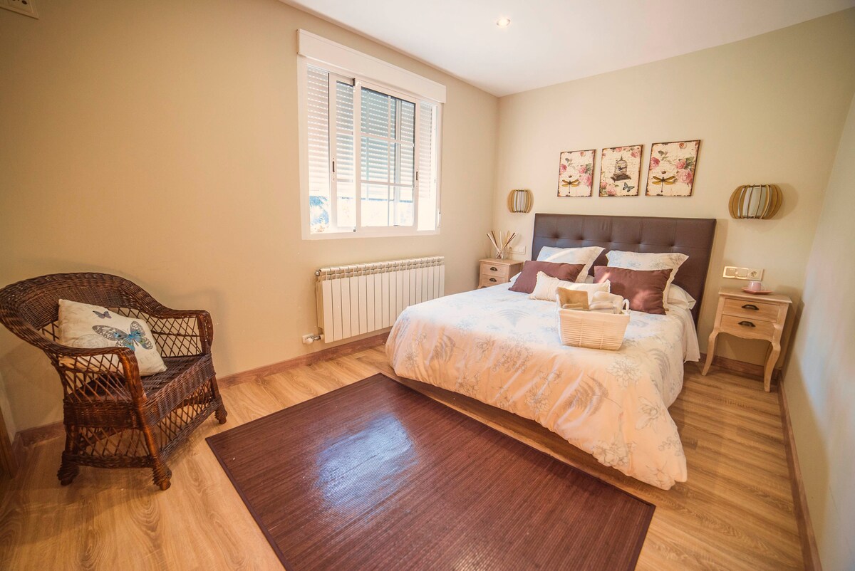 חדר שינה ראשי עם חדר רחצה