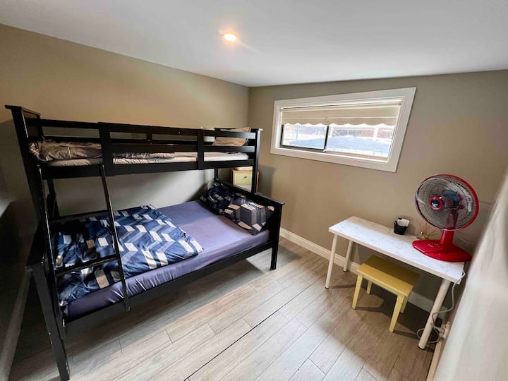 Tercer dormitorio con litera: capacidad para 3 personas. La cama inferior es una cama doble.