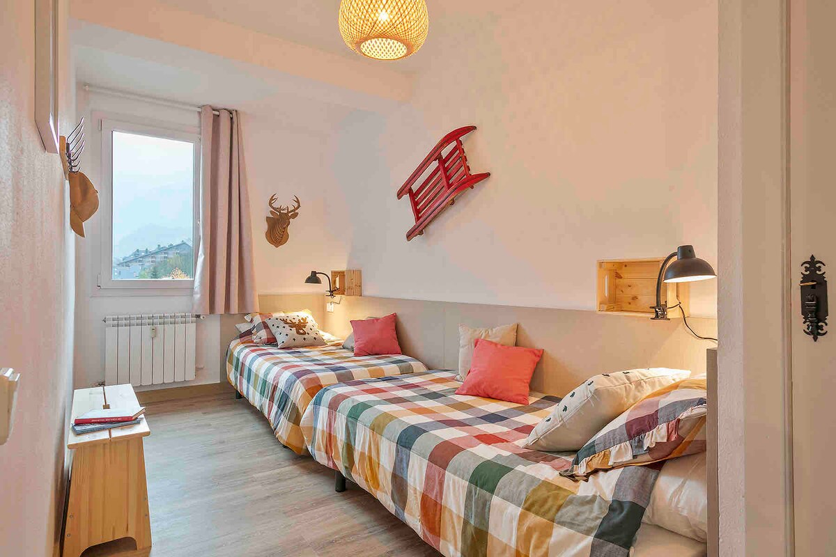 Room with 90x200 single beds and beautiful direct views of the village of Betren and the Baqueira Beret ski resort