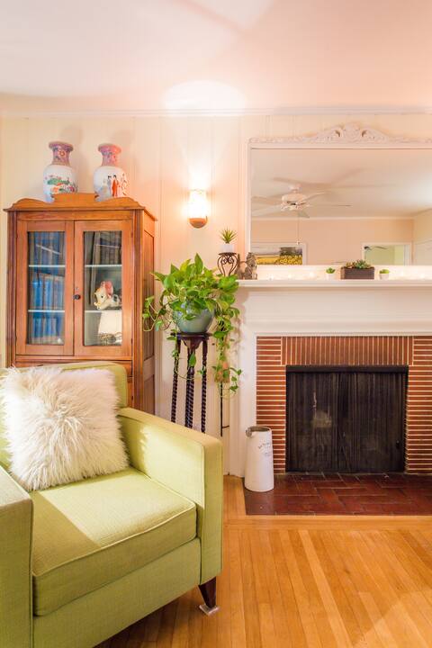 Successful Airbnb property: Cozy Cottage in Burbank's Equestrian District in Burbank