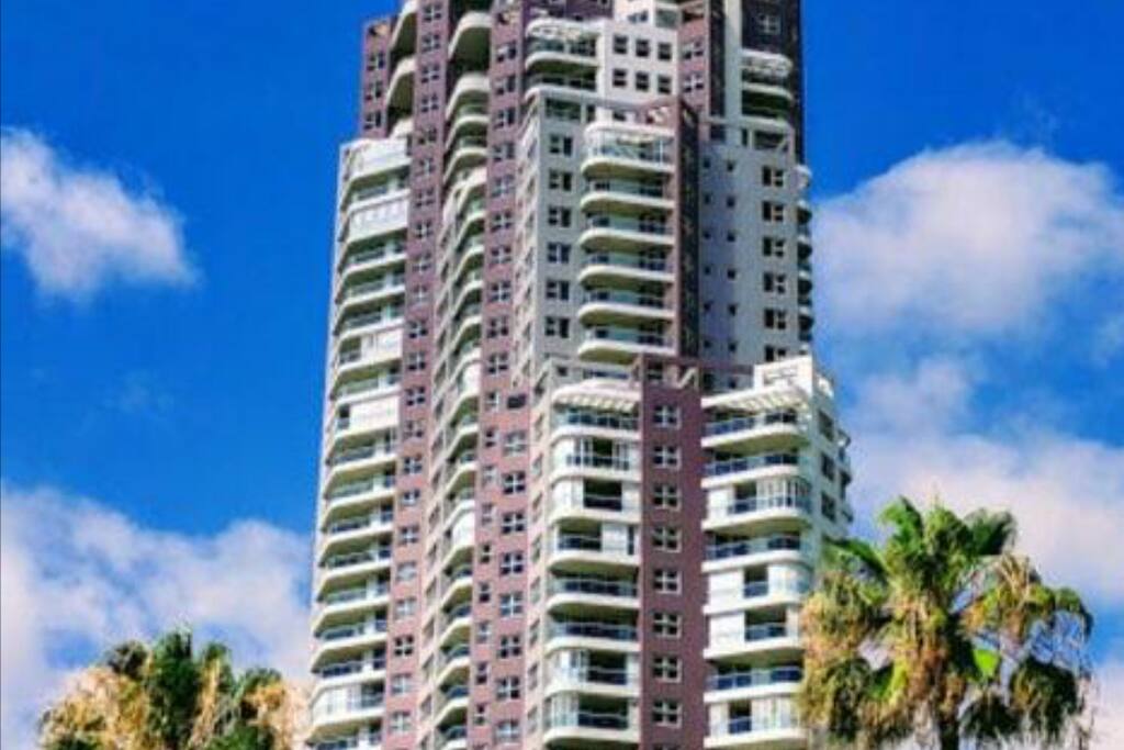 The Grand Mariner,
Surfers Paradise