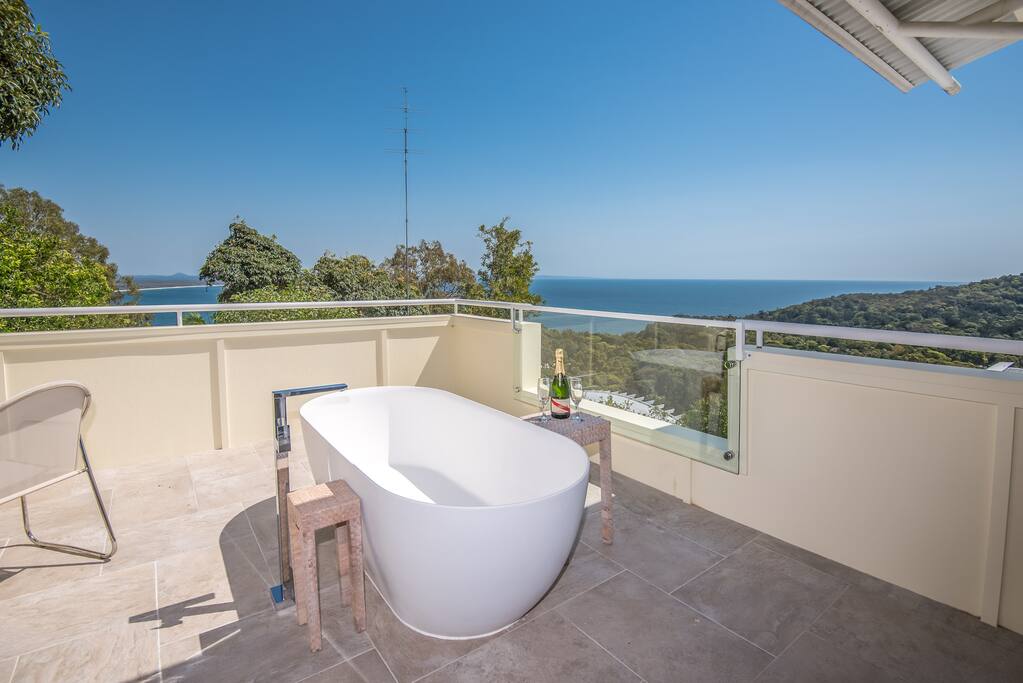 Bubbles, champagne and ocean views!