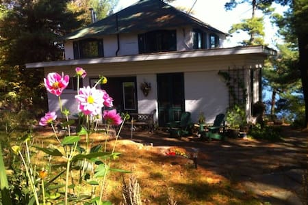 Artist Cottage in Muskoka (Lakefront)
