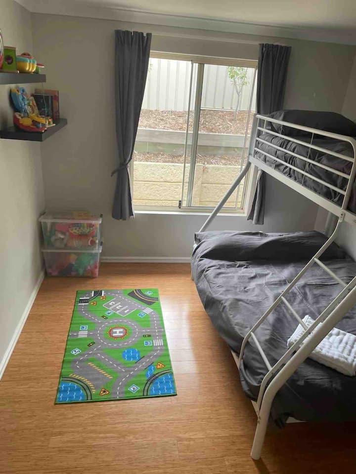 Საბავშვო ორსართულიანი ოთახი სათამაშოებითა და წიგნებით