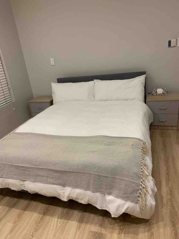 Уживајте во изгрејсонцата во оваа главна спална соба која добива многу утринска светлина. 