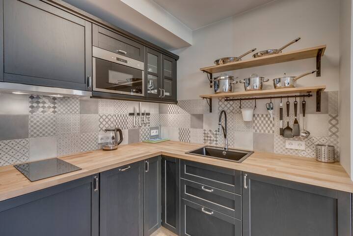 Rare in the heart of Old Town – BLACK & WHITE gallery image 5