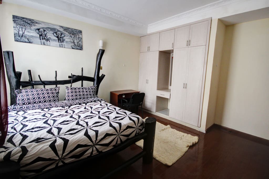 Bedroom eccentric decorating, studying area.