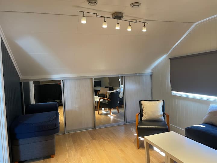 3. poschodie: Veľká 20 m2 spálňa /obývacia izba 2 so stoličkami, stôl, 1 manželská posteľ (140x200) a 1 samostatné lôžko (75x200)