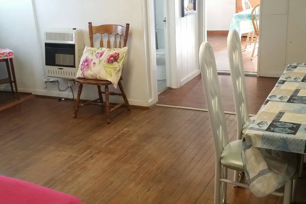 VERY SPACIOUS LIVING ROOM