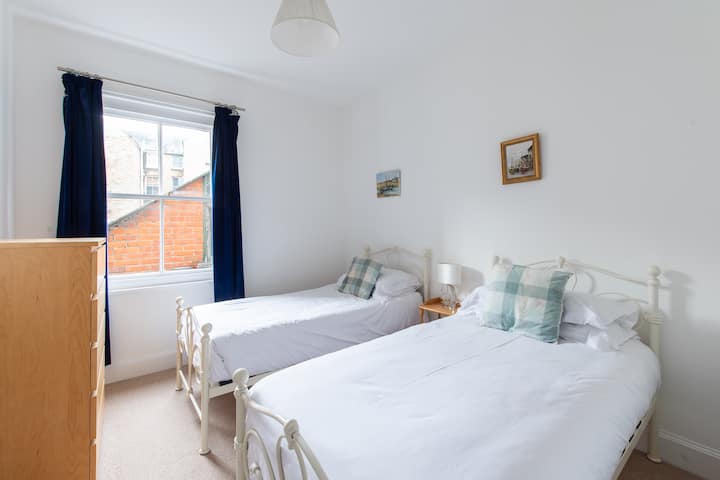 ห้องนอนสาม (เตียงคู่)