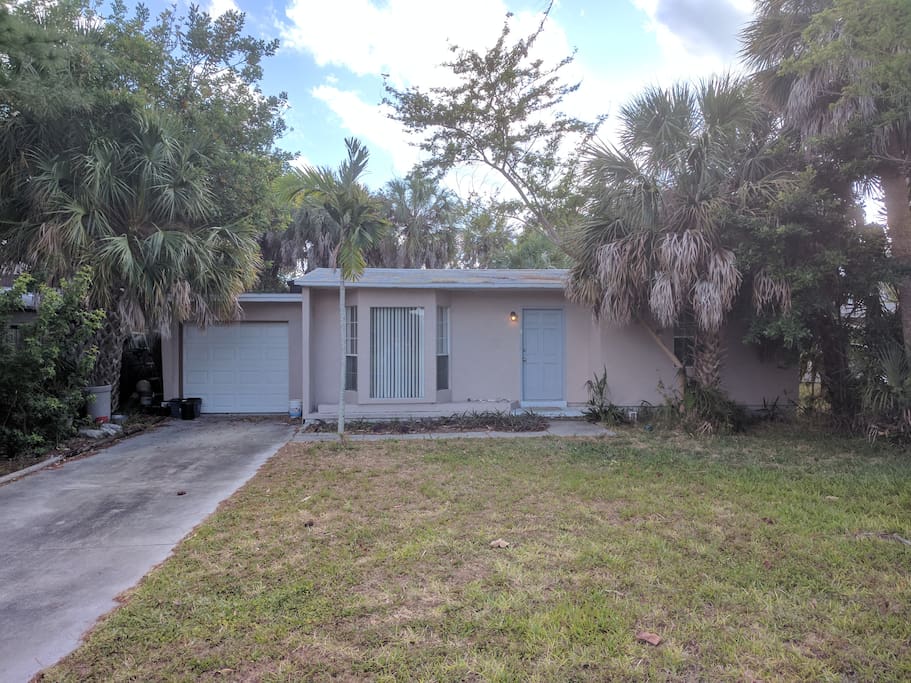 A classic little Florida house on a quiet street of a quiet neighborhood. A 5-minute bike ride or 10-minute walk to the beach.
