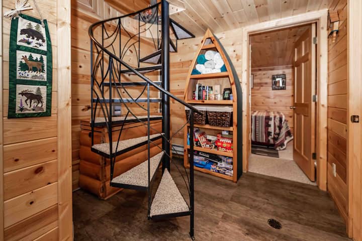 Family games. Entrance to 2nd bedroom. 