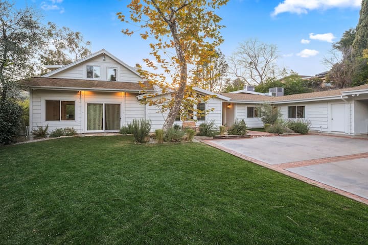 Private oasis with stunning views gallery image 3