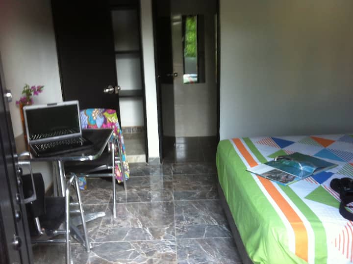 חדר שינה ושולחן עבודה