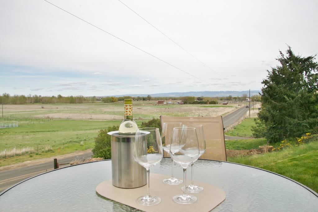 Table with a view of the Blue Mountains!