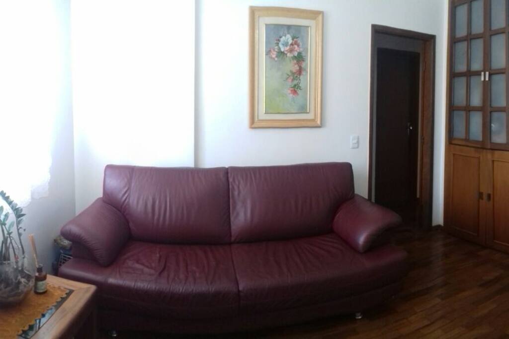 Sala de estar com TV. Living room with TV.