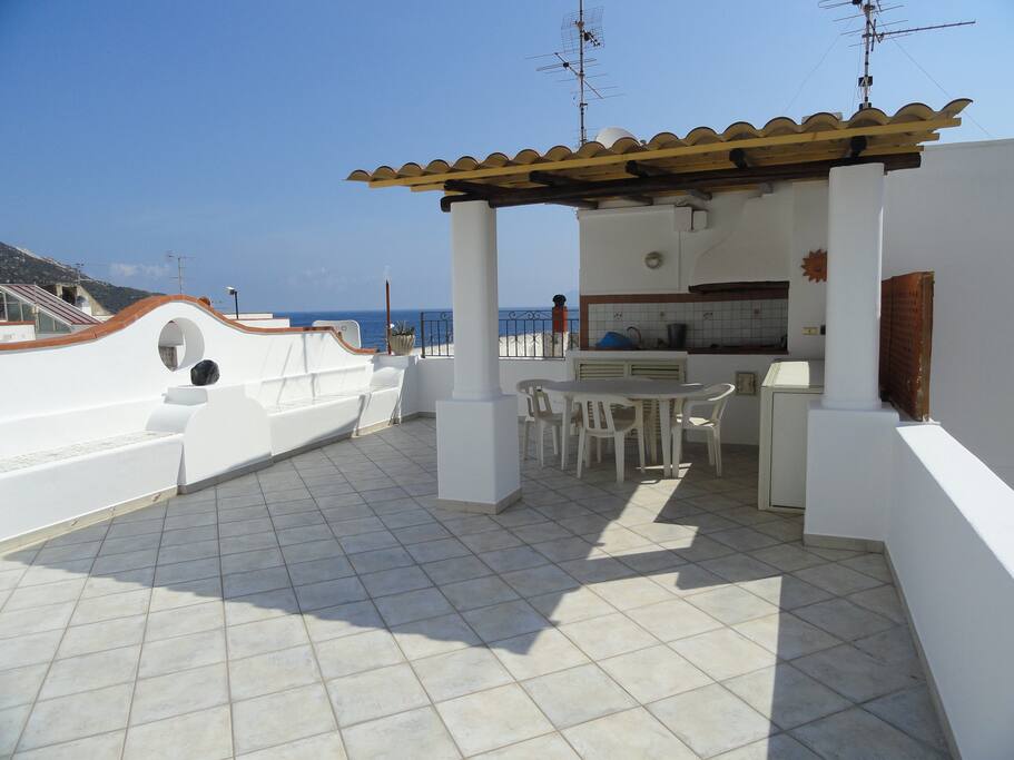 AMPIA TERRAZZA sul mare attrezzata con barbecue coperto.