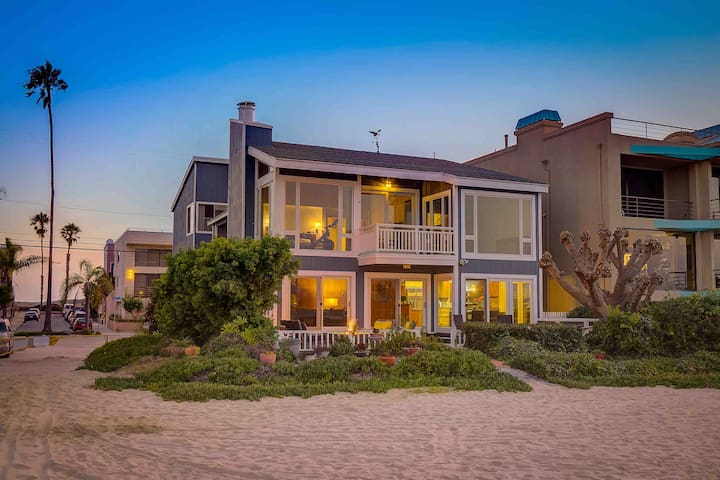 On the SAND peninsula home with hot tub & fire pit