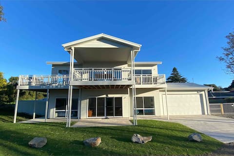 Sleeps 10, Pets Ok, Air Con, Wi Fi, 200m to beach