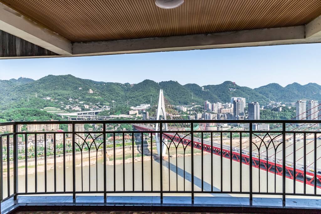 从阳台看出去震撼全场的江景和东水门大桥