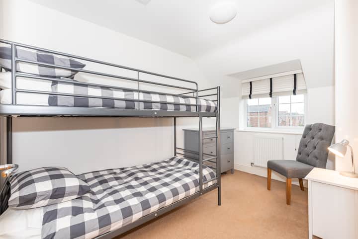 卧室3.一楼卧室配有双层床和抽屉柜