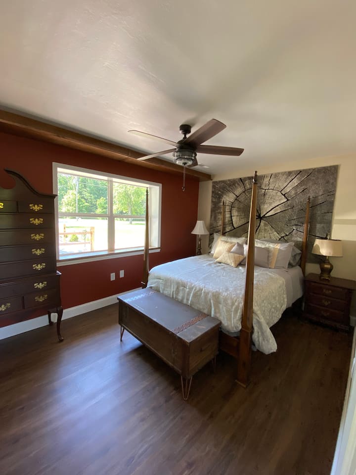 Това е спалнята в апартамента Parkview в центъра на хижата.  Всяко легло в хижата има допълнителна горна част от 2 - инчова пяна за допълнителен комфорт.  