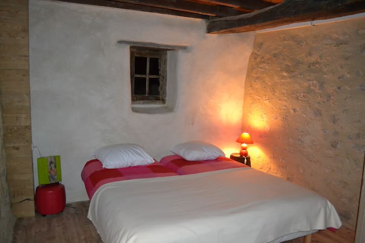 二楼卧室（2张单人床靠在一起）