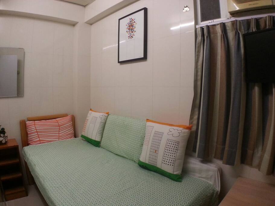 Single room with window and shared bathroom as cheap as dorm
