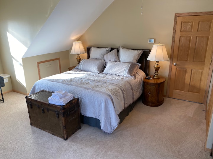 ห้องนอนใหญ่พร้อมเตียงขนาดคิงไซส์ 