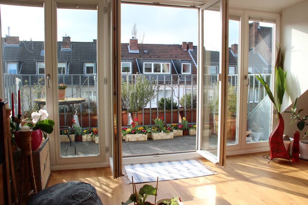 Der große, sonnige Balkon.
