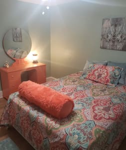 Midtown Bungalow, 4 blocks from the beach!!