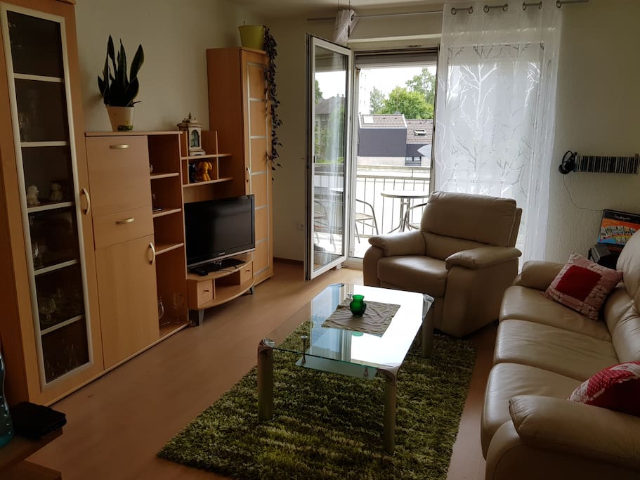Wohnzimmer mit Balkontür