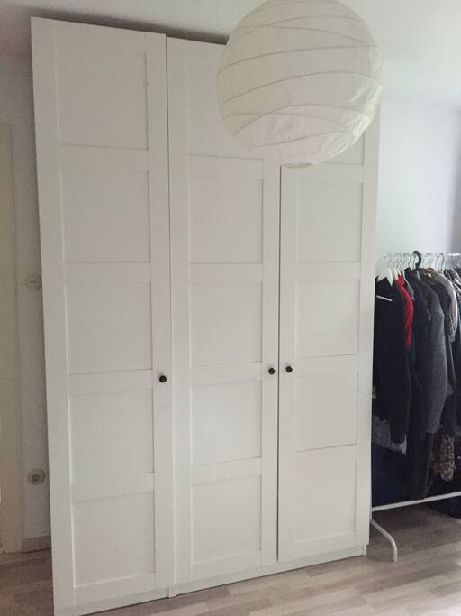 Kleiderschrank und Kleiderstange im Schlafzimmer