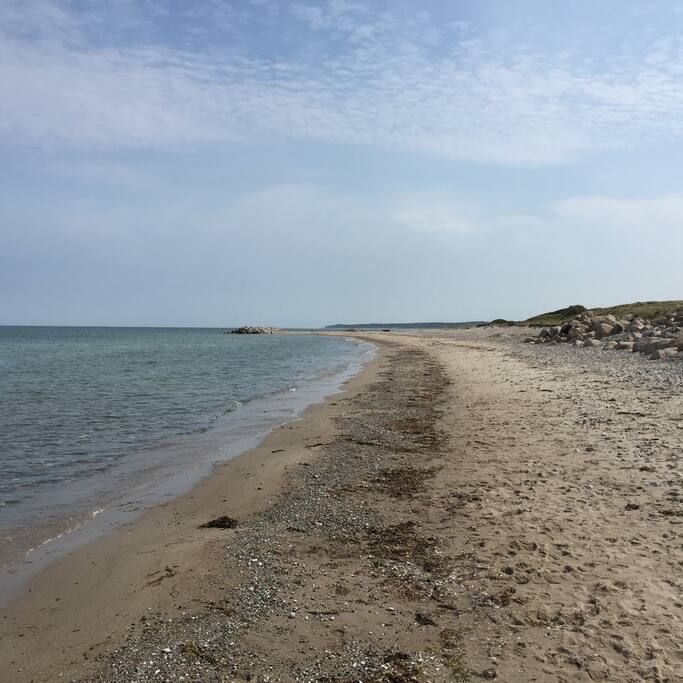 Strandlinje så langt øjet rækker.