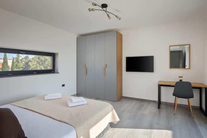 This bedroom is set next to a big bathroom with hydromassage bath. It has the access to a commun terrace. Total size of the room is 20 m2. The size of the commun terrace iz 12 m2.