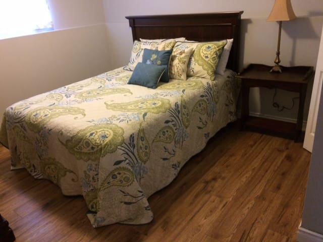 Central Home Base. Private Lower Suite with Air