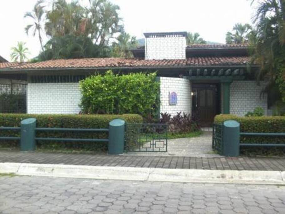 entrada con estacionamiento