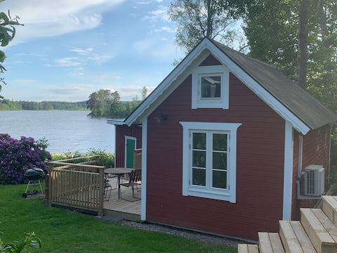 Cozy cottage with lake view in Prässebo!