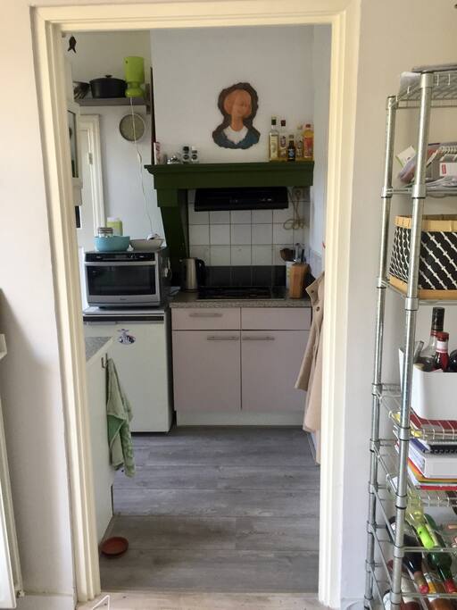Zicht op de keuken vanuit de woonkamer.