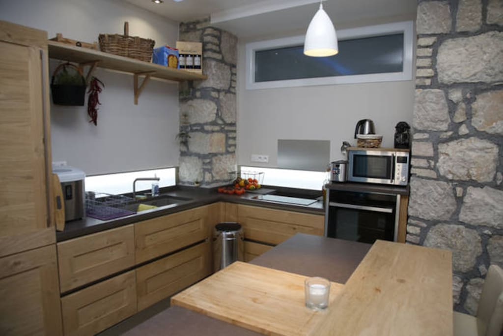 Cuisine équipée avec îlot central
