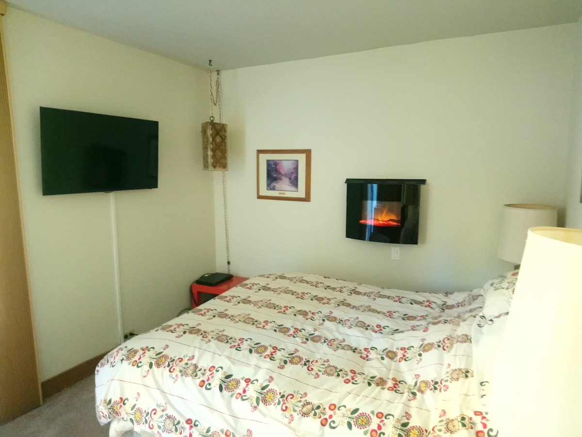 主卧配备智能电视、壁式取暖器、标准双人床、通往个人阳台的滑动玻璃门