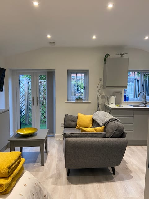 Successful Airbnb property: Stylish annexe with parking in Taunton in Somerset