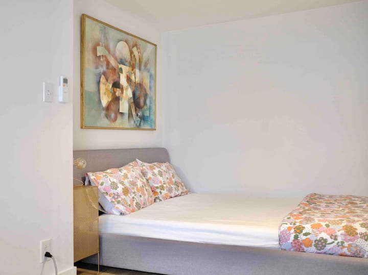 Comfortable queen bed.