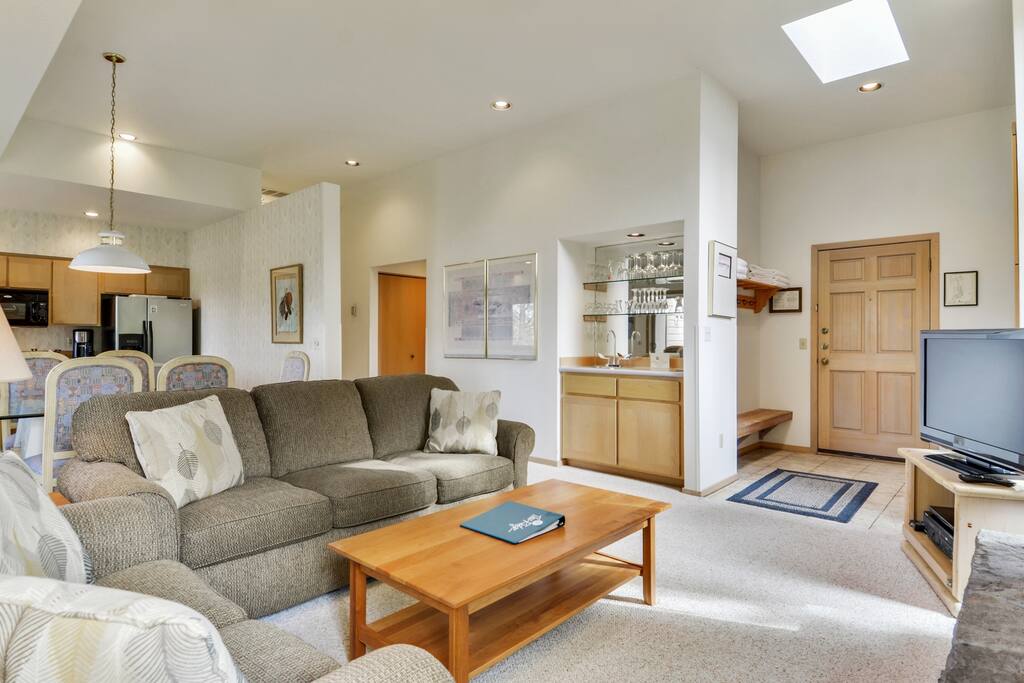 Couch,Furniture,Indoors,Room,Living Room