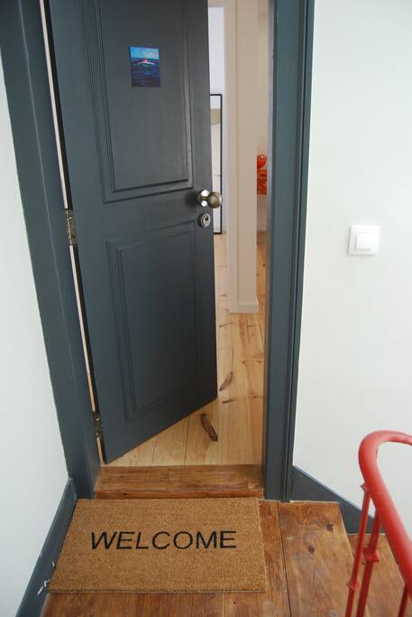 I love that the main door is iluminated by sun-light.