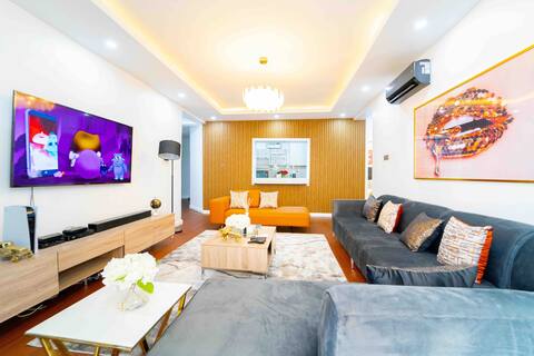 Platinum Bromley Haven: Exquisite 3-Bedroom Apt