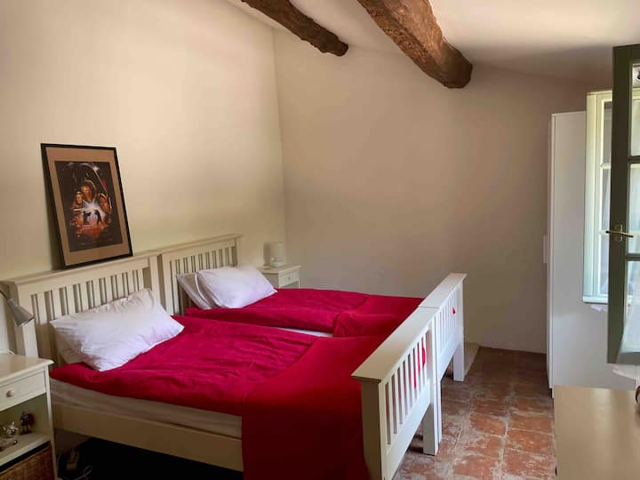 Dormitorio 3 en planta alta. Vistas al parque de la ciudad.
