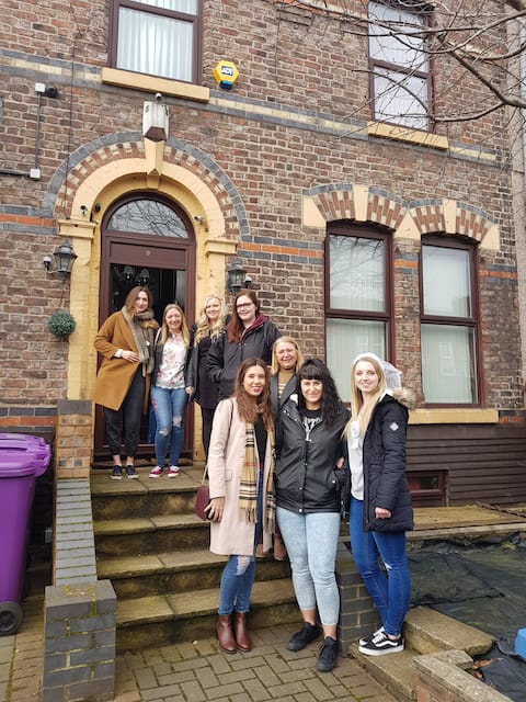 Zeny's Guesthouse plus rear garden space+parking.