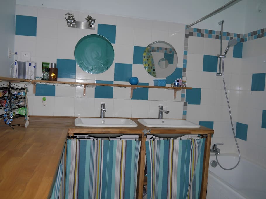 salle de bain avec une grande baignoire
