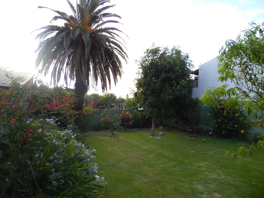 Habitación con hermoso jardín para disfrutar a 2 cuadras de la Rambla Coloniense!!!!